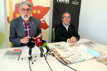 El presidente del Consell Comarcal del Baix Ebre, Enric Roig y el consultor turístico de Baix Ebre Adelante, Josep Capellà, con el nuevo material de promoción de la oferta cicloturística del Ebro.