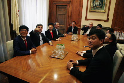 Imagen de la visita de la delegación China en el Ayuntamiento de Valls.