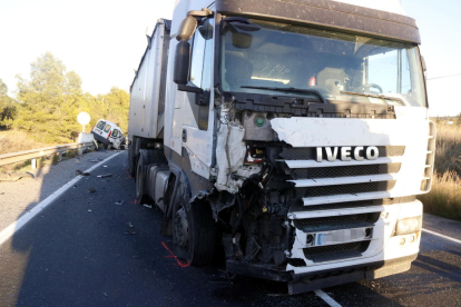 El camión accidentado en la C-37 en Valls, en primer plano, con el turismo donde viajaban las víctimas al fondo.