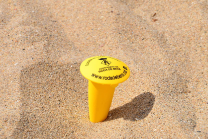 El cendrer de platja és un petit recipient de plàstic amb tapa que permet guardar les burilles per tal de llençar-les més tard a les escombraries.