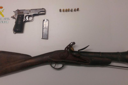 Imatge de les armes intervingudes en un establiment d'Amposta.