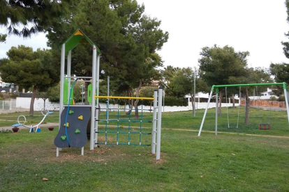 La zona verda davant l'escola Els Cossetans on s'han insta·lat els jocs infantils.