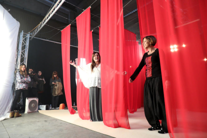El videoclip es va gravar en un escenari íntim on predominava el color vermell. Els alumnes de l'Escola d'Art i Disseny de Reus van estar presents  durant el rodatge.