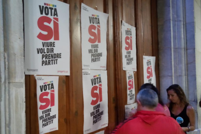 La CUP de Tarragona ha enganchado varios carteles del 'Sí' en la puerta del Ayuntamiento.