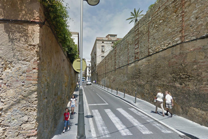 La víctima sufrió el robo del bolso de mano en la calle Adrià de Tarragona.