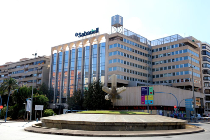 Imatge general de l'edifici que el Banc Sabadell té a Alacant i on s'ubicarà la seu social de l'entitat.
