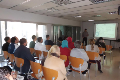 Imagen de una charla sobre ahorro energético a un centro cívico de Reus.