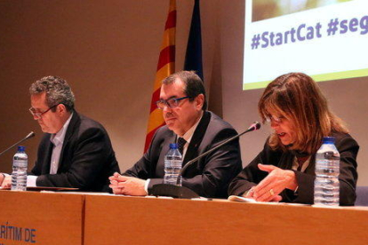 imatge del conseller d'Interior, Jordi Jané, al centre entre Joaquim Forn i la senadora Beth Abad. Imatge del 20 de març del 2017. (horitzontal)