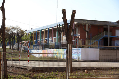 L'escola, que està situada al carrer Riu Ter, compta amb molt d'espai.