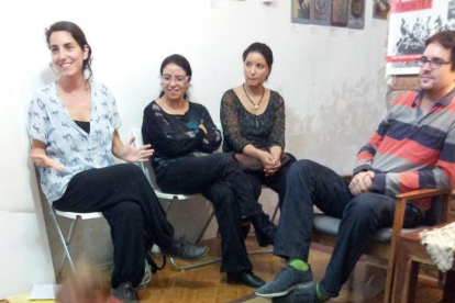 Anna Llupià (a l'esquerra), en un taller de Signar en Família.