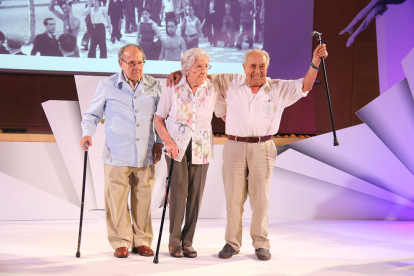 Maria Salvo y los hermanos Antoni y Alfons Cànovas al acto institucional de homenaje a la Olimpiada Popular de Barcelona 1936.