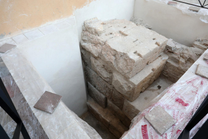 Los restos del muro perimetral del tèmenos aparecidos en el patio del Museo Bíblico son de gran potencia y aportan nueva información.
