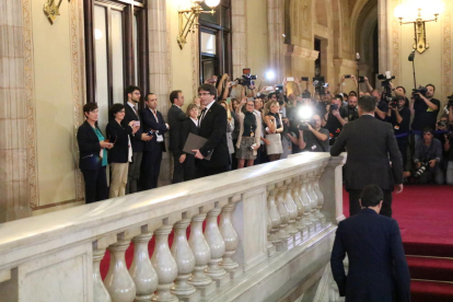 Carles Puigdemont, captat per desenes de càmeres i fotògrafs que l'esperaven al peu de l'escala del Parlament.