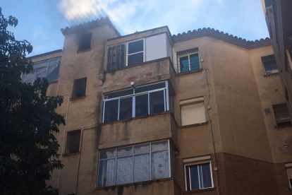 La fachada del bloque de pisos ha quedado ennegrecida a causa del humo.