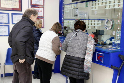 Imatge d'arxiu de persones comprant loteria de la Rifa de Nadal.