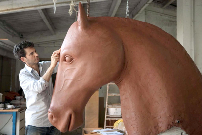 El escultor Joan Serramià ha elaborado el caballo, que tiene unas dimensiones excepcionales.