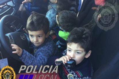 Petits i grans van visitar les dependències de la Policia Municipal del Vendrell.