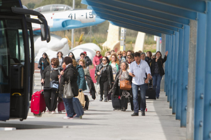 Una imatge d'arxiu de viatgers a l'exterior de l'aeròdrom de la capital del Baix Camp.