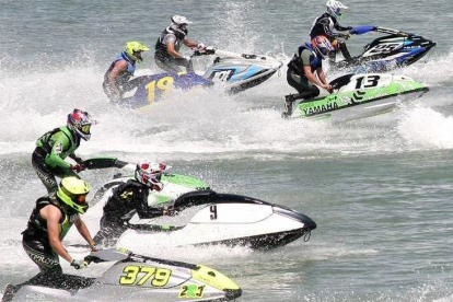 Las motos de agua invairan la playa de Cambrils el próximo 13 de mayo.