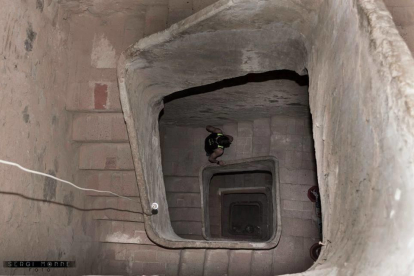 Un corredor pujant les escales del campanar.