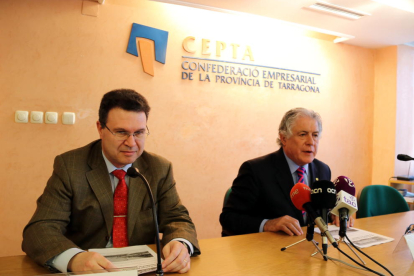 Plano medio de J. Antoni Belmonte, presidente de la CEPTA (a la derecha de la imagen), acompañado de Juan Gallardo, jefe del Gabinete de Estudios de la CEPTA, en la sede de la patronal tarraconense.
