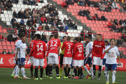 Els jugadors del Nàstic, protestant davant d'una decisió del col·legiat durant el duel contra el Tenerife.