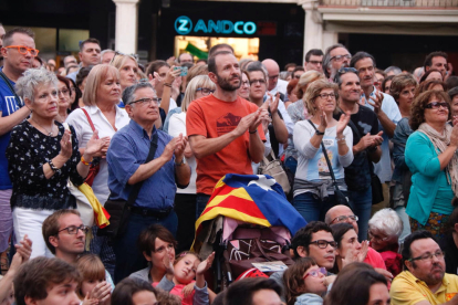 Ciudadanos aplaudiendo en la plaza del Mercadal mientras seguían en directo la comparecencia.
