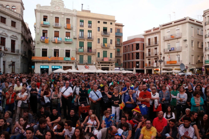 La plaza del Mercadal, llena de ciudadanos siguiendo en directo la comparecencia del president Carles Puigdemont.
