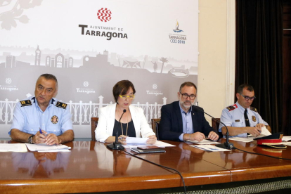 Plano general de la rueda de prensa posterior a la reunión de la Junta Local de Seguridad de Tarragona, con la concejala Floria, los responsables de Guardia Urbana y Mossos, y el director de Interior en Tarragona.
