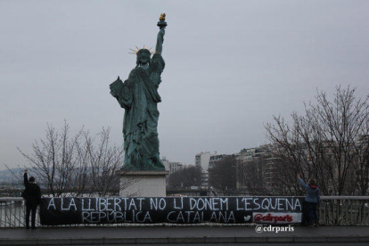 Imatge de la pancarta desplegada a París a favor de la República catalana al pont de Grenelle-Cadets-de-Saumur.