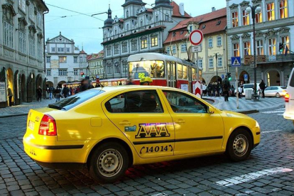 Imatge d'un taxi de la ciutat de Praga.