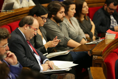 El primer secretario del PSC, Miquel Iceta, en su escaño del Parlament durante la comparecencia de Puigdemont.