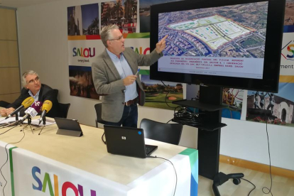 Plano abierto del alcalde de Salou, Pere Grandos, durante la exposición del nuevo plan de Ejidos Norte al lado del concejal Marc Montagut, el 20 de diciembre del 2017