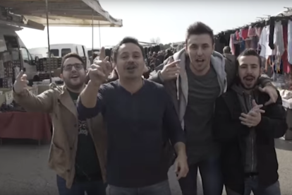 Una captura del videoclip d'Operv Primv, amb els músics al mercat de Bonavista.