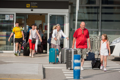 Una imatge d'arxiu de passatgers arribant a l'Aeroport de Reus.