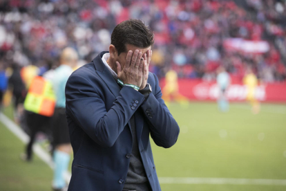 Juan Merino se lamenta durante un momento del partido que su equipo disputó en el Nou Estadi contra el CF Reus.