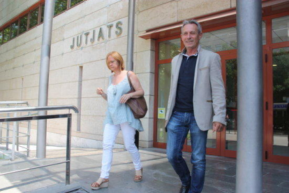 El exlíder de PxC, Josep Anglada, y la exsecretaria de presidencia, Marta Riera, saliente de declarar de los juzgados de Reus, el 11 de julio de 2016.