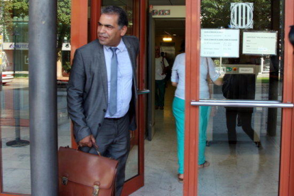 Hilal Tarkou, advocat i president de Watani, associació que va presentar la denúncia contra PxC i Josep Anglada, entrant als Jutjats de Reus, aquest 11 de juliol de 2016.
