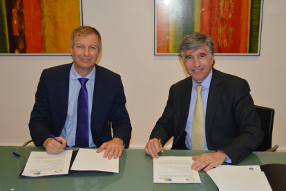 Andrea Firenze i Pedro Rebull signen l'acord entre les dues parts.