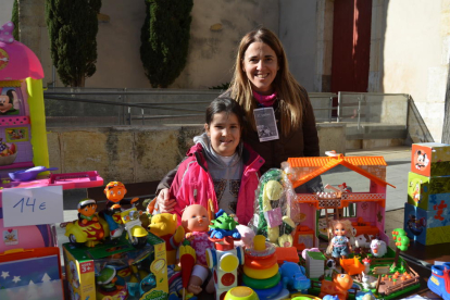 Nines, cuinetes, llibres i jocs van omplir les tres paradetes de joguines instal·lades a la plaça de l'Església de Vila-seca.