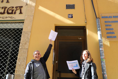 Pla contrapicat dels regidors de la CUP de Tarragona, Laia Estrada i Jordi Martí, sota una de les plaques amb simbologia franquista del carrer Reding de Tarragona. Imatge del 22 de març del 2017