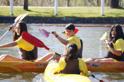 Imatge d'arxiu d'unes noies en caiac i canoa.