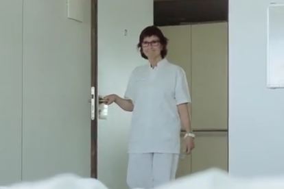 Fina Pey, la enfermera a quien va dedicada la canción, es la protagonista del videoclip.