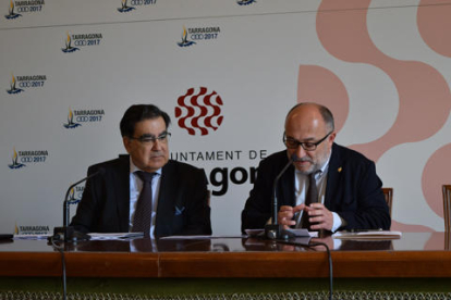 El vicepresident de l'AEM, Miguel Ángel Rodríguez, i el conseller Roca durant la presentació del congrés.