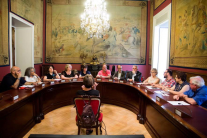 Representants de la Plataforma del Sénia, a la dreta, reunits amb representants dels partits al Senat. Imatge del 21 de juny de 2017