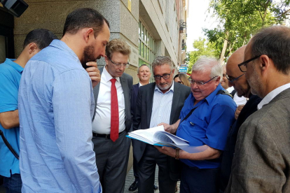 El portaveu de la Plataforma del Sénia, Evelio Monfort, amb els documents de la sol·licitud d'investigació envoltat de diputats, senadors i l'alcalde d'Alcanar a la porta del Tribunal de Comptes. Imate del 21 de juny de 2016