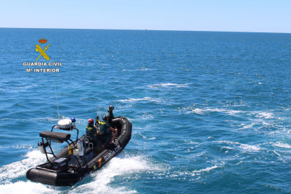 Unos submarinistas encontraron el primer objeto, y la Guardia Civil puso en marcha una operación para localizar más restos.