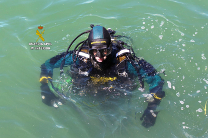 Unos submarinistas encontraron el primer objeto, y la Guardia Civil puso en marcha una operación para localizar más restos.