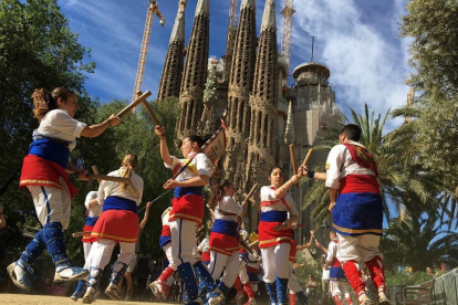 Els bastoners de l'Arboç van enregistrar l'spot al Parc Gaudí de Barcelona, davant de la Sagrada Família.
