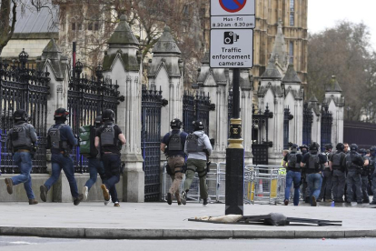 Els agents a l'exterior del Parlament moments després dels atacs.
